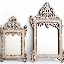 זוג מראות קיר סוריות עתיקות עשויות עץ מעוטרות בעבודת דמשק