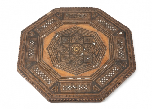 משטח עץ עשוי עבודת דמשק (מתומן), פגם