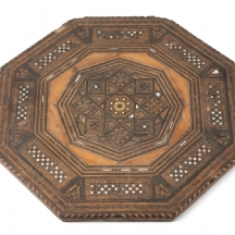 משטח עץ עשוי עבודת דמשק (מתומן), פגם