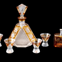 סט בוהמי עתיק בגוון ענבר הכולל דקנטר ו-4 כוסות תואמות ובקבוק בושם