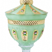 כלי זכוכית ומכסה תואם, מעוטרים באמייל ובזהב