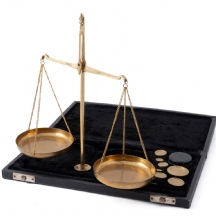 משקל תכשיטים עתיק עשוי פליז, מגיע בקופסאת קטיפה מקורית