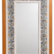 מראת קיר ממוסגרת, המסגרת עשויה עץ ואריחי קרמיקה מעוטרים