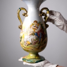 אגרטל מיוליקה בסגנון הניאו רנסנס, עשוי ומעוטר בעבודת יד, חתום