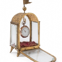 שעון כיס עתיק לאישה עשוי מתכת מצופה זהב יחד עם תיבה שולחנית