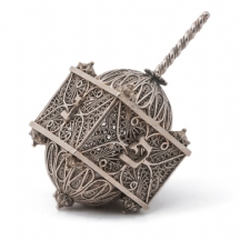 מיכל בשמים יהודי להבדלה, עשוי כסף 'סטרלינג' (925 חתום) בעבודת פיליגראן עדינה