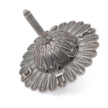 סביבון יהודי לחנוכה, עשוי כסף 'סטרלינג' בעבודת פיליגראן עדינה