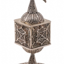 מגדל בשמים יהודי להבדלה, עשוי כסף 'סטרלינג' בעבודת פיליגראן עדינה (חתום)