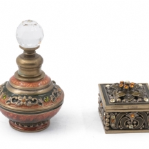 שני חפצי נוי מיניאטוריים עשויים מתכת ומעוטרים אמייל