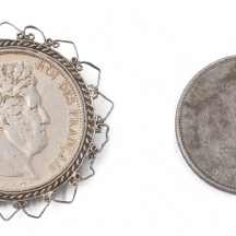 שני פרטי כסף עתיקים (סיכה משובצת מטבע ומטבע אמריקאי)