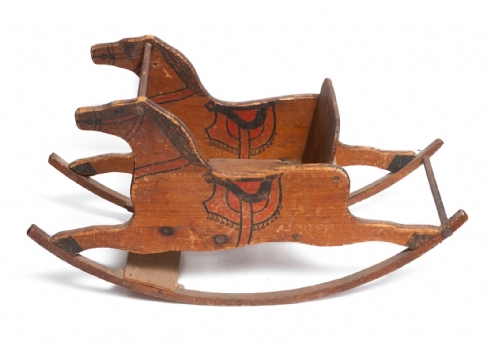 סוס נדנדה אמריקאי עתיק בן יותר ממאה שנה עשוי עץ