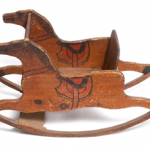 סוס נדנדה אמריקאי עתיק בן יותר ממאה שנה עשוי עץ