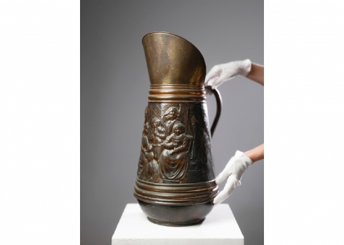 מעמד רצפה עתיק למטריות עשוי נחושת מעוצב בצורת קנקן גדול