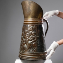 מעמד רצפה עתיק למטריות עשוי נחושת מעוצב בצורת קנקן גדול