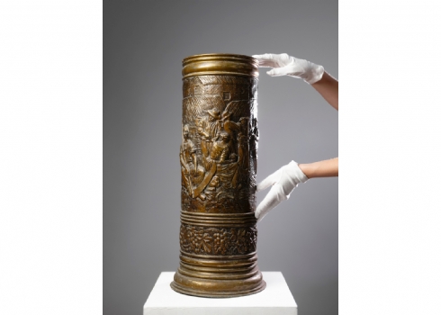 מעמד רצפה עתיק למטריות עשוי נחושת מעוצב בצורת גליל ומעוטר עיטורי בלט