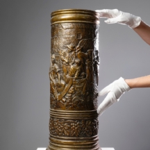 מעמד רצפה עתיק למטריות עשוי נחושת מעוצב בצורת גליל ומעוטר עיטורי בלט