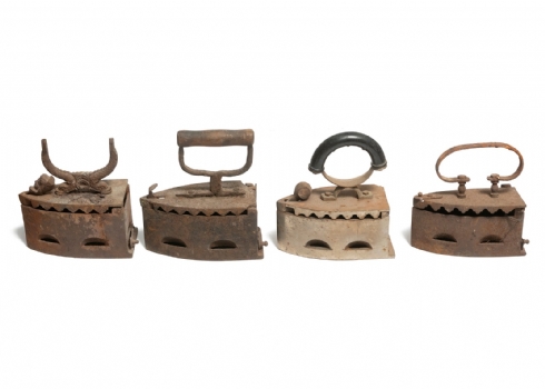 ארבעה מגהצי פחמים עתיקים עשויים ברזל וידיות עץ פגמים לידיות וחלודה לברזל (מצולם)