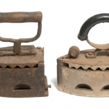 ארבעה מגהצי פחמים עתיקים עשויים ברזל וידיות עץ פגמים לידיות וחלודה לברזל (מצולם)