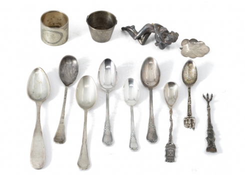 לוט של חפצי כסף ישנים ועתיקים שונים חלקם פגומים (וכסף שבור) מצולם, חתומים