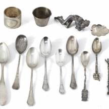 לוט של חפצי כסף ישנים ועתיקים שונים חלקם פגומים (וכסף שבור) מצולם, חתומים