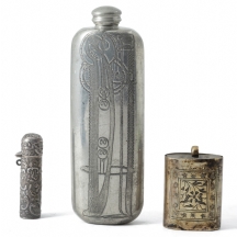 שלושה חפצי מתכת שונים - השניים הקטנים עתיקים בני יותר ממאה שנה