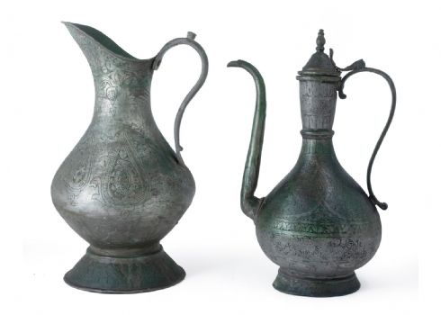 שני כלי מתכת אסלמים עתיקים בני יותר ממאה שנה