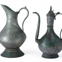 שני כלי מתכת אסלמים עתיקים בני יותר ממאה שנה