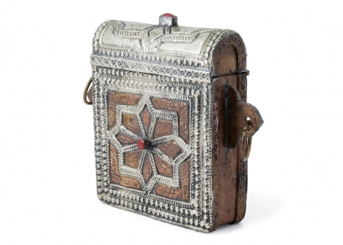 נרתיק מרוקאי לספר קוראן (או מיכל טקסי לאבק שריפה) עשוי נחושת ונחושת מצופה כסף