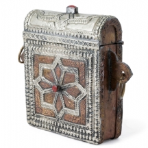 נרתיק מרוקאי לספר קוראן (או מיכל טקסי לאבק שריפה) עשוי נחושת ונחושת מצופה כסף