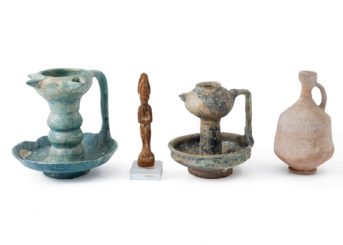 ארבעה חפצי נוי בסגנון ארכיאולוגי, עשויים חרס וזכוכית