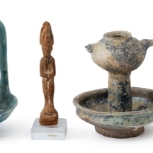 ארבעה חפצי נוי בסגנון ארכיאולוגי, עשויים חרס וזכוכית