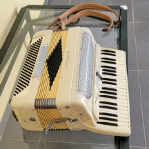 אקורדיון וינטג' מדגם " grande vox" בגוון שמנת