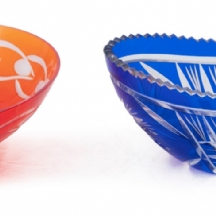 שני כלי קריסטל מעוטרים בליטוש ידני