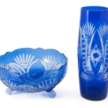 שני כלי קריסטל כחולים מעוטרים בליטוש ידני