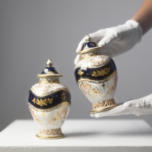 זוג כדי פורצלן גרמנים איכותיים ומכסים תואמים, מתוצרת 'ברלין'