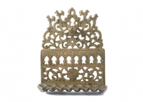 חנוכייה ישנה עשויה מיקשת פליז יצוק בסגנון צפון אפריקה, מעוטרת בדגם ציפורים