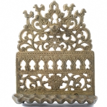 חנוכייה ישנה עשויה מיקשת פליז יצוק בסגנון צפון אפריקה, מעוטרת בדגם ציפורים