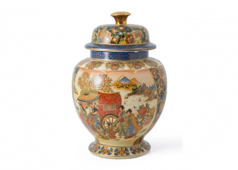 אגרטל סיני ומכסה תואם, בסגנון סטסומה יפני מעוטר באמייל ובזהב, חתום