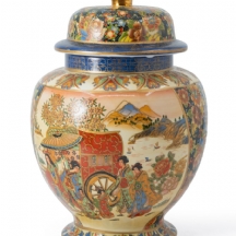 אגרטל סיני ומכסה תואם, בסגנון סטסומה יפני מעוטר באמייל ובזהב, חתום