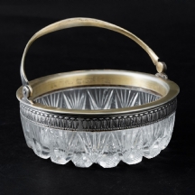 כלי רוסי עתיק עשוי קריסטל מלוטש בעבודת יד, השפה והידית עשויים כסף