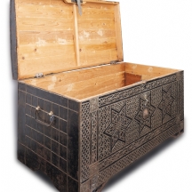 ארגז מסעות סובייטי, עליו הטקסט: Миру-мир! (שלום - לעולם!)