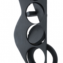 פסל אבסטראקט עשוי ברזל וצבוע בשחור