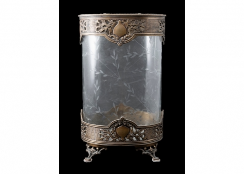 כלי גדול עשוי זכוכית ומתכת