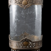 כלי גדול עשוי זכוכית ומתכת