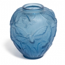 אגרטל זכוכית כחול מסוג Les Phalenes בעיצוב אר דקו, מתוצרת Verlys, צרפת