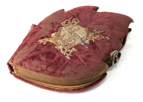 אלבום כרטיסי קבינט עתיק בצורת עלה, קטיפה אדומה, שנת 1896