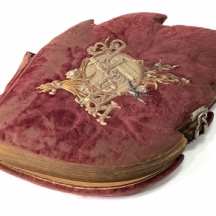 אלבום כרטיסי קבינט עתיק בצורת עלה, קטיפה אדומה, שנת 1896