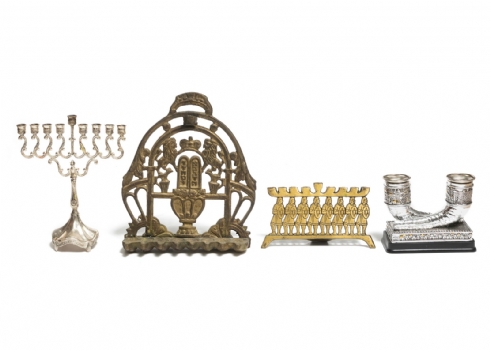 4 חנוכיות ופמוטים עשויים מתכת, חלקם מצופים כסף