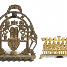 4 חנוכיות ופמוטים עשויים מתכת, חלקם מצופים כסף