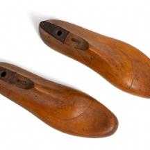 זוג אימומים עשויים עץ וברזל חתומים: 'האמום' (בעברית)